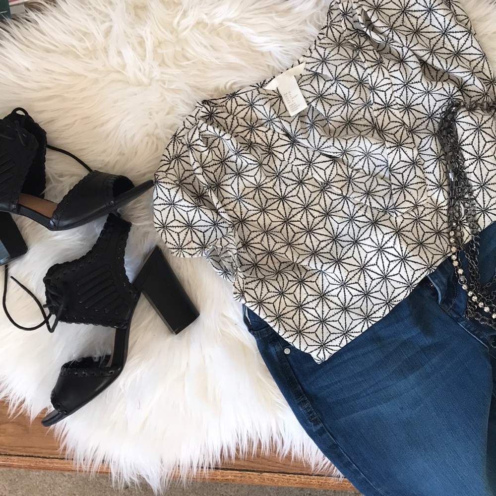 H&M white and black printed 👚 blouse!
